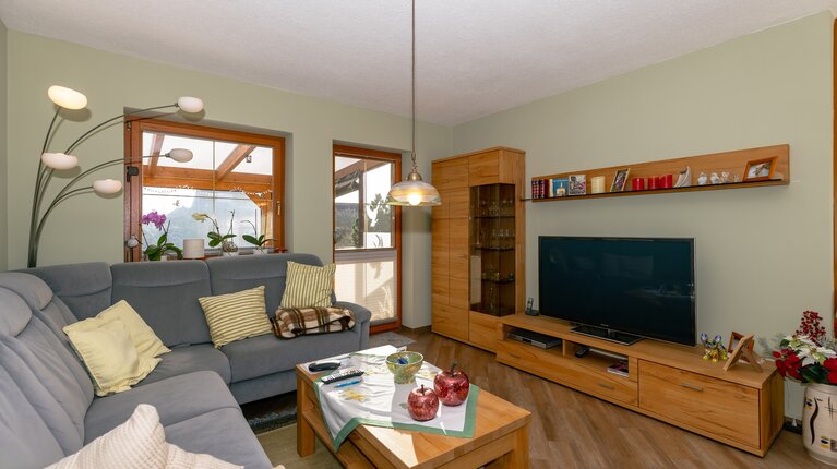 Wohnzimmer mit Zugang zur Terrasse