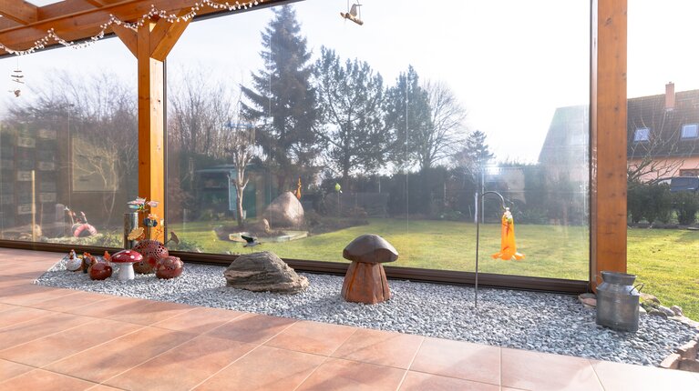 Terrasse mit Blick in den Garten