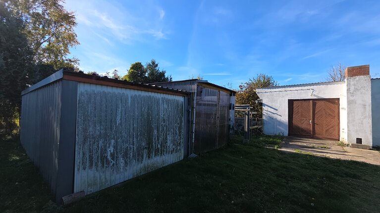 Garage mit Durchgang zum Bungalow