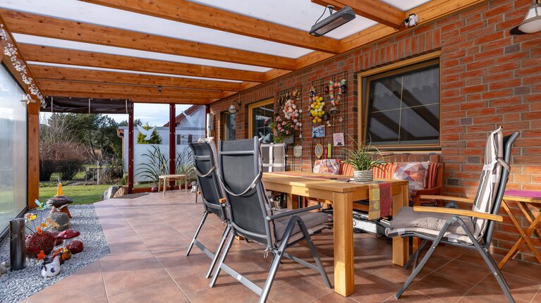 große überdachte Terrasse