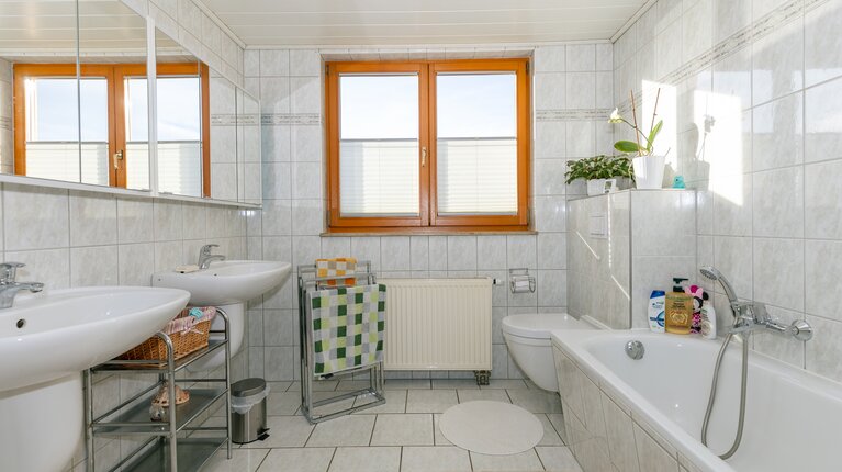 Bad im Obergeschoss b